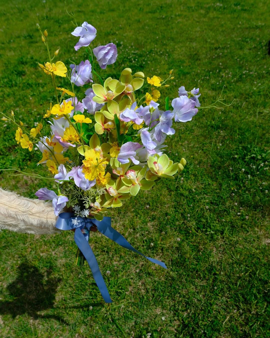 kmt.flowers
｜artificial flowers
｜アーティフィシャルフラワー
　
完成品
𓍯ブーケ ブートニア セット｜flower bouquet
minneにて販売中
ご料金などのお問い合わせはdmまたはLINEにて承っております

..............................................................................

以前からリリースしているブーケになります
晴天の日にまた撮影してみました📷✨

色味が明るく、太陽の元でより魅力が増します☀︎⊹ ୧ ‧₊˚ 

その他気になる事などありましたら、お気軽にご連絡くださいませ。

Please feel free to contact us if you have any questions .

..............................................................................

#ウエディングブーケ 
#アーティフィシャルフラワーブーケ 
#造花ブーケ
#オーダーメイドブーケ 
#海外ウエディング 
#結婚パーティー 
#ロケーションフォト 
#前撮り 
#結婚式準備 
#プレ花嫁 
#プレ花嫁さんと繋がりたい
#おうちフォトブース 
#weddingbouquet 
#artificialflowers