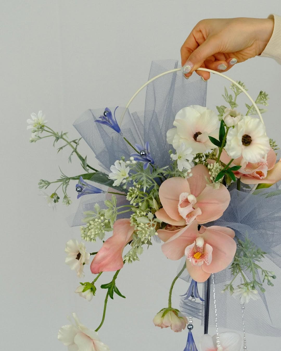 kmt.flowers
｜artificial flowers
｜アーティフィシャルフラワー
　
完成品
ブーケ ブートニア セット｜flower bouquet

Now on sale on minne
◻︎ブートニアとブーケリボンのセットをプレゼント
◻︎送料無料

..............................................................................

キラキラゆらゆらなリースブーケです

お花だけでなくパールやビーズを組み合わせました
見ればみるほどディテールがかわいい
そんなブーケです

手に持ったり、腕にかけて持ったり
花嫁様それぞれの魅せ方ができます

お問い合わせはdmまたはLINEにて承っております
お気軽にご連絡くださいませ

..............................................................................

#ウエディングブーケ 
#アーティフィシャルフラワーブーケ 
#造花ブーケ
#オーダーメイドブーケ 
#海外ウエディング 
#結婚パーティー 
#ロケーションフォト 
#前撮り 
#結婚式準備 
#プレ花嫁 
#プレ花嫁さんと繋がりたい
#おうちフォトブース 
#weddingbouquet 
#artificialflowers