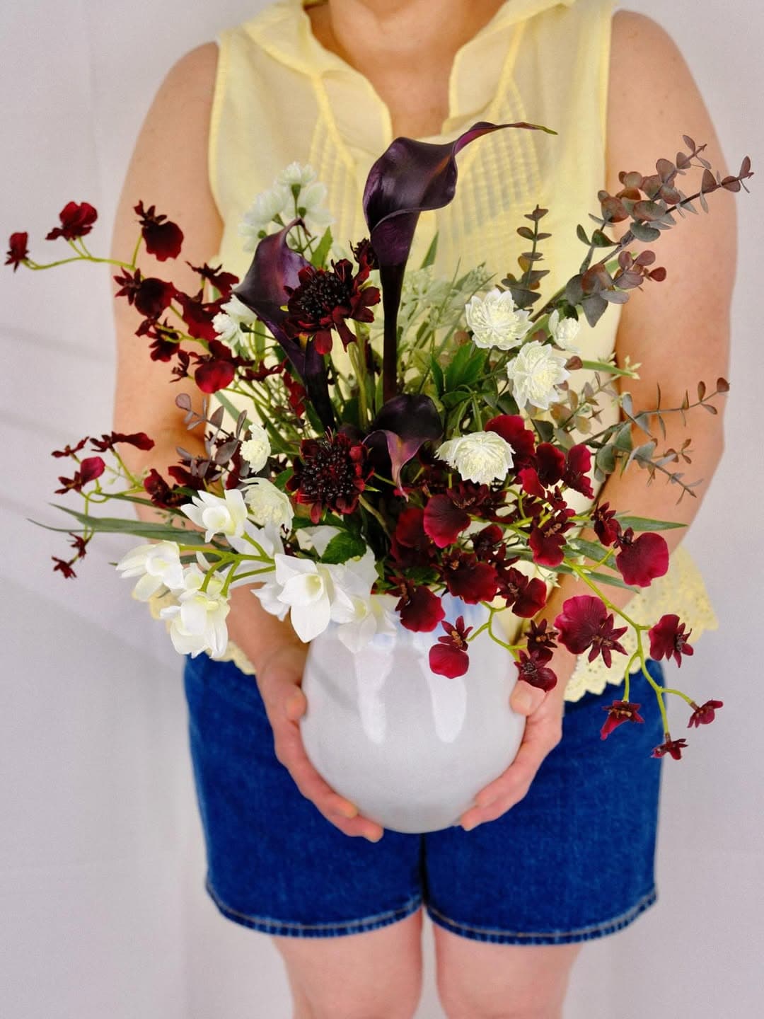 kmt.flowers
｜artificial flowers
｜アーティフィシャルフラワー

完成品はminneにて販売中です𓂃˚‧ 𓆸

..............................................................................

今回はお家に飾るお花をオーダーいただきました
お好きなお色味以外はお任せで作らせていただきました

ボルドーのお色味は存在感があるのでお家の中を一気に華やかにしてくれます:)

枯れないお花だからこそ
お水を変える手間もない、
お花が散ったのを掃除する必要もない、
ペットがかじっちゃう心配もない
可愛いが永久保存されてます

Muchas gracias ♡
@anido.ana 

..............................................................................

#ウエディングブーケ 
#アーティフィシャルフラワーブーケ 
#造花ブーケ
#オーダーメイドブーケ 
#海外ウエディング 
#結婚パーティー 
#ロケーションフォト 
#前撮り 
#結婚式準備 
#プレ花嫁 
#おうちフォトブース 
#weddingbouquet 
#artificialflowers