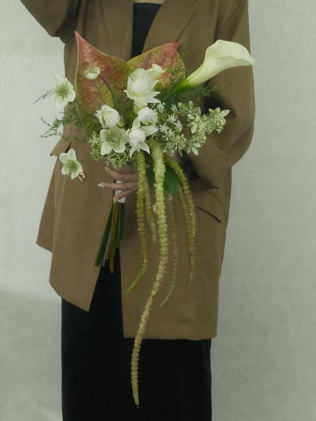 kmt.flowers
｜artificial flowers bouquet 
｜アーティフィシャルフラワーブーケ
　
完成品
𓍯ブーケ ブートニア セット｜flower bouquet

minneにて販売中
プロフィールのリンクからご覧下さい

________________________________________

大胆なアシンメトリーのシルエットで束ねたシャワーブーケです

大ぶりなお花と繊細なグリーンの組み合わせは、他にはない唯一無二の雰囲気を放ちます

お問い合わせはdm、またはLINEにて承っております📨

________________________________________

#ウエディングブーケ #アーティフィシャルフラワーブーケ #造花ブーケ#オーダーメイド #海外ウエディング #結婚パーティー #ロケーションフォト #前撮り #結婚式準備 #プレ花嫁
#weddingbouquet #artificialflowers