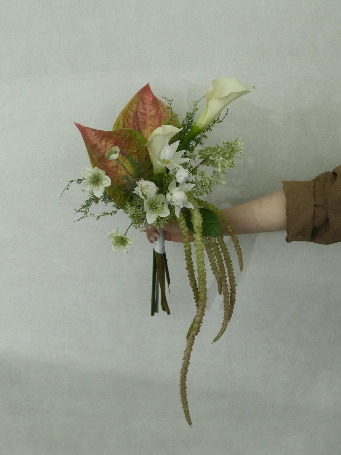 kmt.flowers
｜artificial flowers bouquet 
｜アーティフィシャルフラワーブーケ
　
完成品
ブーケ ブートニア セット｜flower bouquet

minneにて販売中
プロフィールのリンクからご覧下さい

________________________________________

トレンドのシャワーブーケ

枝垂れるアマランサスと
存在感のあるアンスリウムに
繊細な小花

大人な雰囲気の中に柔らかいニュアンスも

お問い合わせはdm、またはLINEにて承っております📨

________________________________________

#ウエディングブーケ #アーティフィシャルフラワーブーケ #造花ブーケ#オーダーメイド #海外ウエディング #結婚パーティー #ロケーションフォト #前撮り #結婚式準備 #プレ花嫁
#weddingbouquet #artificialflowerbouquet #2026春婚 #2026冬婚 #2025冬婚