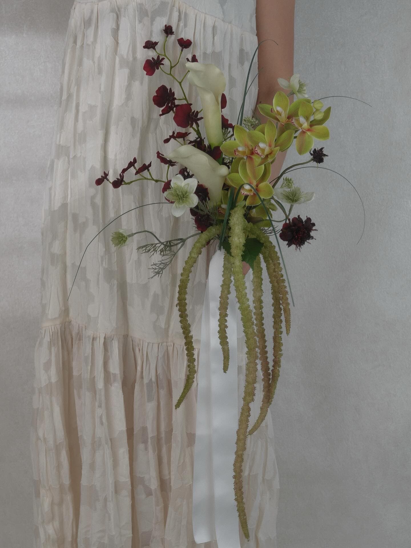 kmt.flowers
｜artificial flowers bouquet 
｜アーティフィシャルフラワーブーケ
　
完成品
ブーケ ブートニア セット｜flower bouquet

minneにてリリースいたしました
It’s available for purchase on minne

________________________________________

ボルドーとホワイトのコントラストが映えるシャワーブーケ

自然光の下では華やかに
照明の下ではボルドーが深みを増し、より大人な表情に変わります

お問い合わせはdm、またはLINEにて承っております✉️
For inquiries, please contact us on dm or LINE

________________________________________

#ウエディングブーケ #アーティフィシャルフラワーブーケ #造花ブーケ#オーダーメイド #海外ウエディング #ロケーションフォト #前撮り #結婚式準備 #プレ花嫁
#weddingbouquet #artificialflowerbouquet #2026春婚 #2026冬婚 #2025冬婚