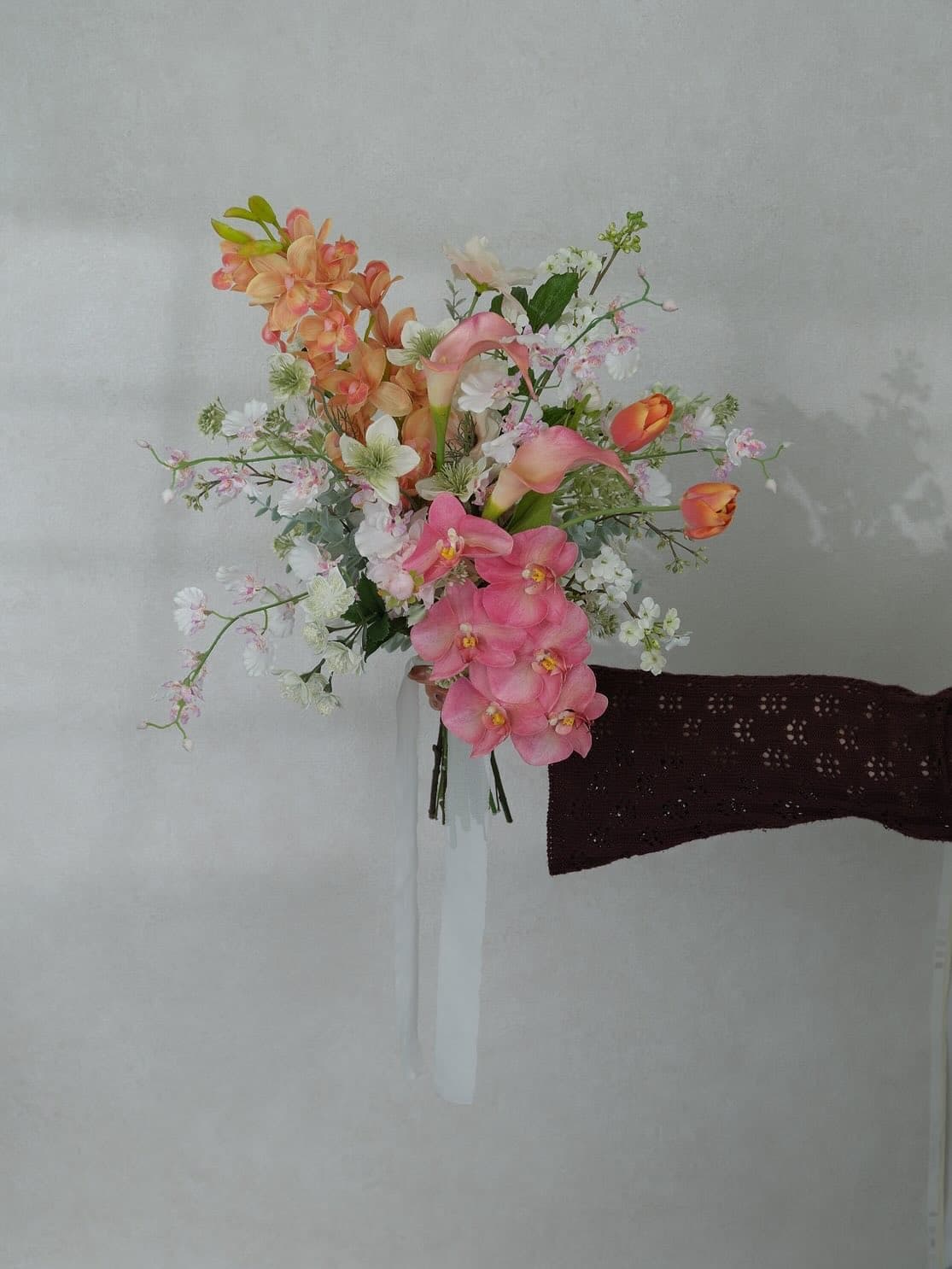 kmt.flowers
｜artificial flowers bouquet 
｜アーティフィシャルフラワーブーケ
　
オーダーメイド
ブーケ ブートニア セット｜flower bouquet

________________________________________

お色味の華やかさに小花の繊細さが加わり
ふんわりと舞うブーケに仕上がりました

お問い合わせはdm、またはLINEにて承っております✉️
For inquiries, please contact us on dm or LINE

________________________________________

#ウエディングブーケ #アーティフィシャルフラワーブーケ #造花ブーケ#オーダーメイド #海外ウエディング #ロケーションフォト #前撮り #結婚式準備 #プレ花嫁
#weddingbouquet #artificialflowerbouquet #2026春婚 #2026冬婚 #2025冬婚