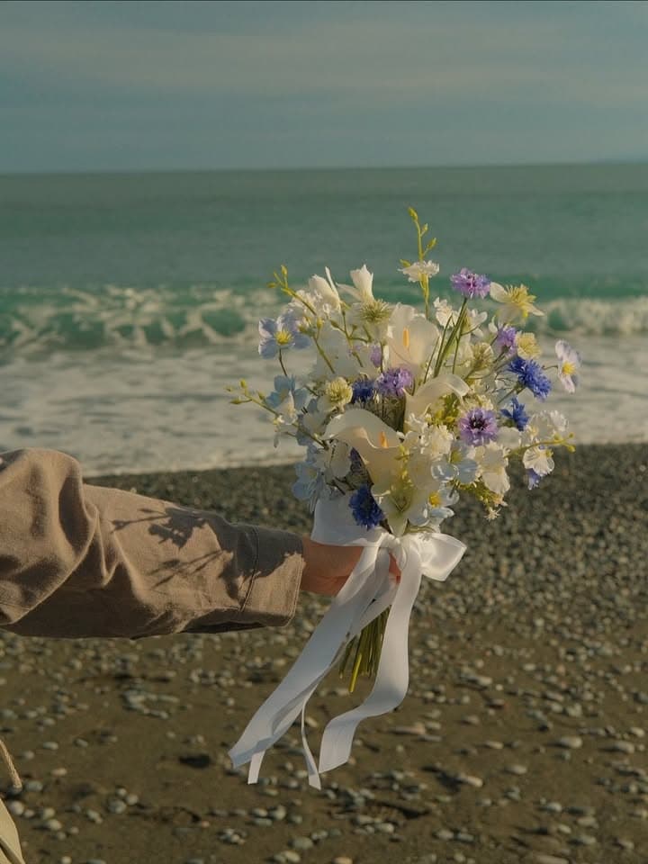 kmt.flowers
｜artificial flowers bouquet 
｜アーティフィシャルフラワーブーケ
　
________________________________________

海のロケーションに合うブルーとパープル

純白のカラーのお花も、
太陽の光で一層輝きを増します

________________________________________

#ウエディングブーケ #アーティフィシャルフラワーブーケ #造花ブーケ#オーダーメイド #海外ウエディング #結婚パーティー #ロケーションフォト #前撮り #結婚式準備 #プレ花嫁
#weddingbouquet #artificialflowers