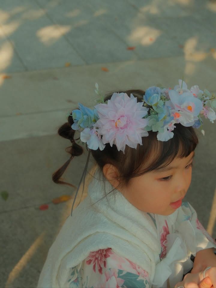 kmt.flowers
｜artificial flowers 
｜アーティフィシャルフラワーのアイテム
　
オーダーメイド
花冠｜flower crown

________________________________________

素敵なお写真が届きました

七五三のお着物に合わせたお花の冠です
オーダーメイドだからこその統一感と特別感
可愛らしすぎて何度も見返してしまいます

お問い合わせはdm、またはLINEにて承っております✉️

________________________________________

#七五三 #３歳 #花冠 #髪飾り #キッズフォト #バースデーフォト #バースデーフォトアイテム #初節句 #お食い初め #誕生日フォト #ベビー小物 #ハンドメイド #アーティフィシャルフラワー