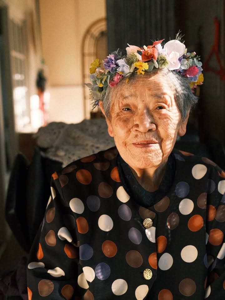 kmt.flowers
｜artificial flowers 
｜アーティフィシャルフラワー
　
________________________________________

とても素敵なお写真が届きました

お誕生日用の花冠を作らせていただきました
華やかなお色味でお祝いにもぴったりです

お問い合わせはdm、またはLINEにて承っております✉️
For inquiries, please contact us on dm or LINE

________________________________________

#アーティフィシャルフラワー #造花 #オーダーメイド #海外ウエディング #ロケーションフォト #前撮り #結婚式準備 #プレ花 #バーズデーフォト 
#weddingbouquet #artificialflowerbouquet #2026春婚 #2026冬婚 #2025冬婚